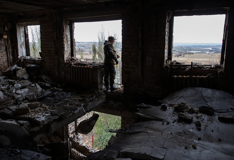 Ополченец ДНР в одном из разрушенных зданий города Иловайск, 2014 год. Фото: Михаил Почуев / ТАСС