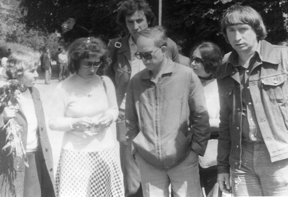 Возле здания суда в Калуге. Слева направо: Мальва Ланда, Арина Гинзбург, Сергей Поликанов, Валерий Прохоров. Второй ряд: Юрий Ярым-Агаев, Наталья Владимова. Калуга,1978 год. Фото: архив Международного общества «Мемориал»
