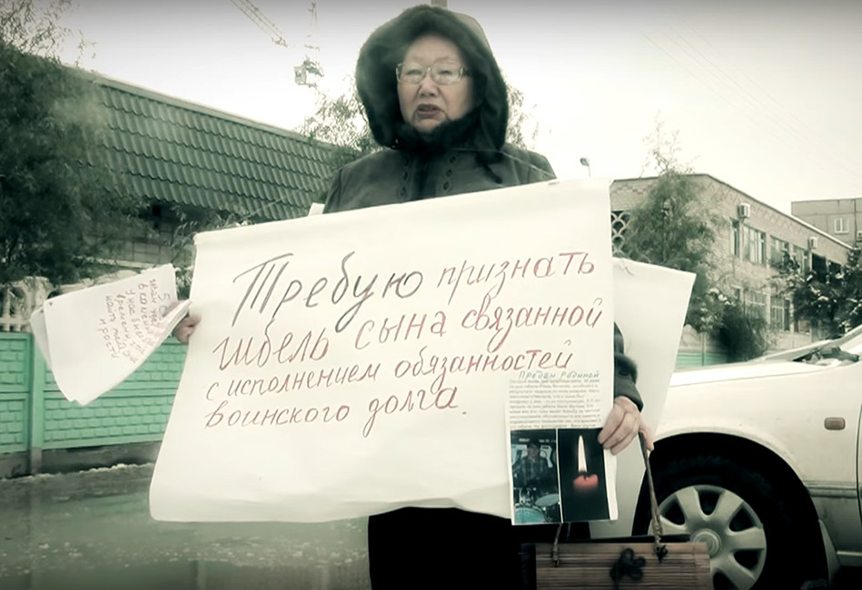 Одиночный пикет Галины Шутовой у здания Следственного комитета в Москве. Кадр: Youtube