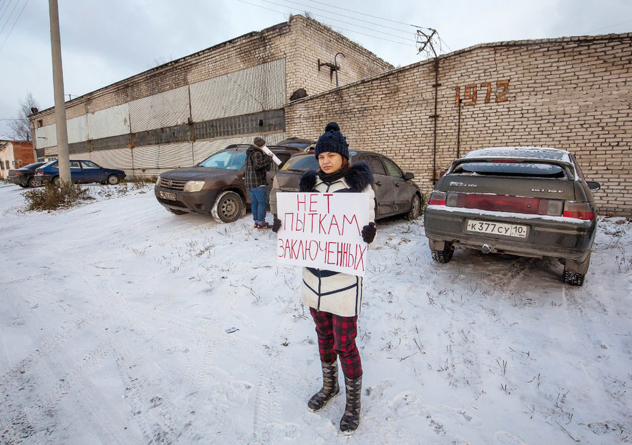 Активист у стен колонии ИК-7, где содержался Ильдар Дадин. Фото: Давид Френкель / Коммерсантъ