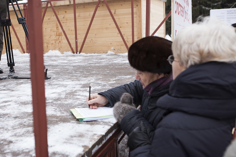 Сбор подписей против создания городского округа Наро-Фоминск на митинге в Селятино, 4 декабря 2016. Фото: Екатерина Иванова