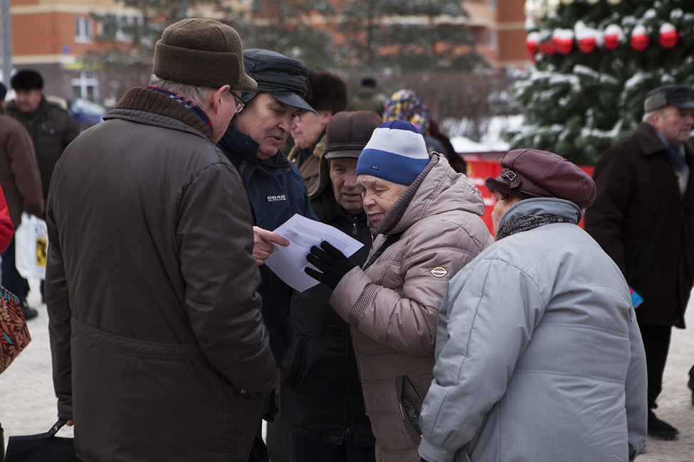Сбор подписей против создания городского округа Наро-Фоминск на митинге в Селятино, 4 декабря 2016. Фото: Екатерина Иванова