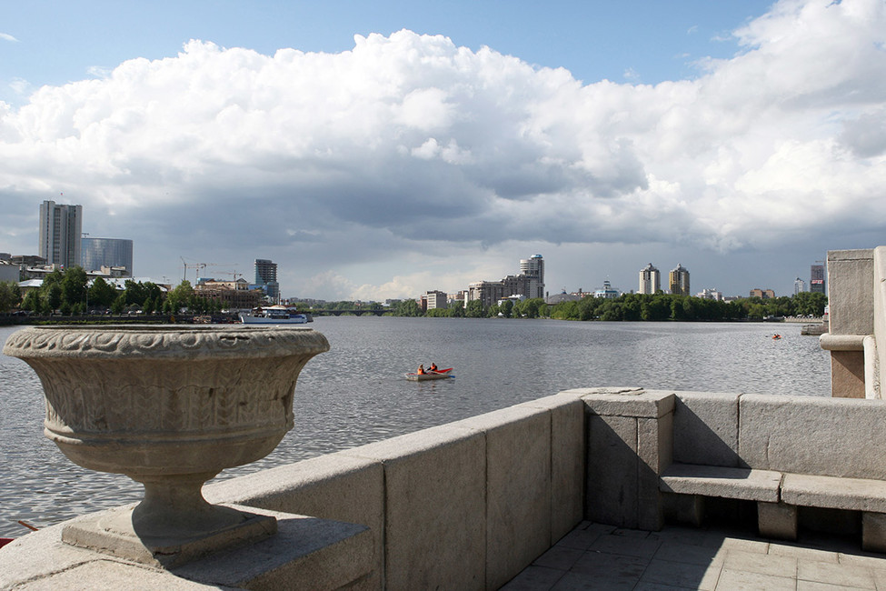 Набережная в Екатеринбурге. Вид на реку Исеть. Фото: Александр Николаев / ТАСС