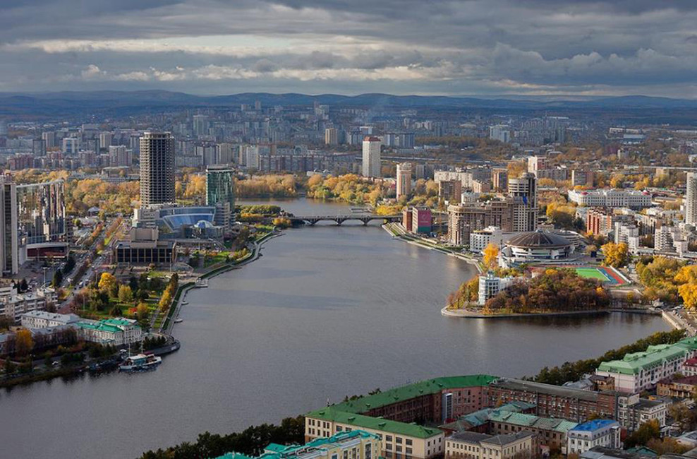 Вид на городскую набережную реки Исеть в Екатеринбурге. Источник: itsmycity.ru