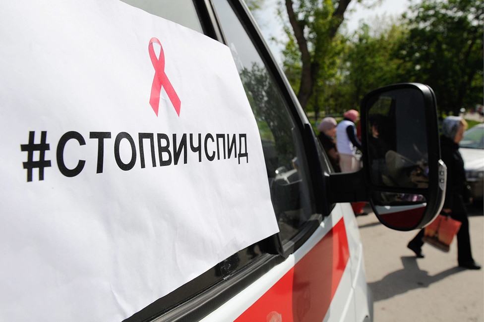 Мобильный пункт медицинской профилактики, где можно сдать тест на ВИЧ-инфекцию и СПИД. Фото: Кирилл Кухмарь / ТАСС