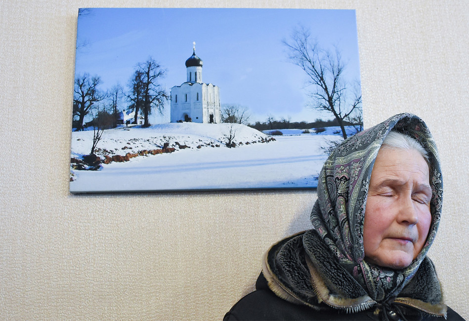 Жительница Боголюбово перед встречей с представителями руководства компании «Бергус» и руководства района. Фото: Кристина Кормилицына / Коммерсантъ