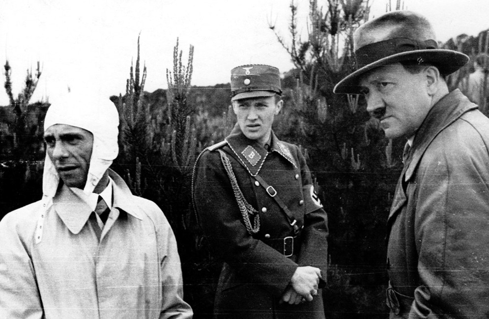 Йозеф Геббельс (крайний слева) и Адольф Гитлер (крайний справа). Фото: Berliner Verlag / AP / East News