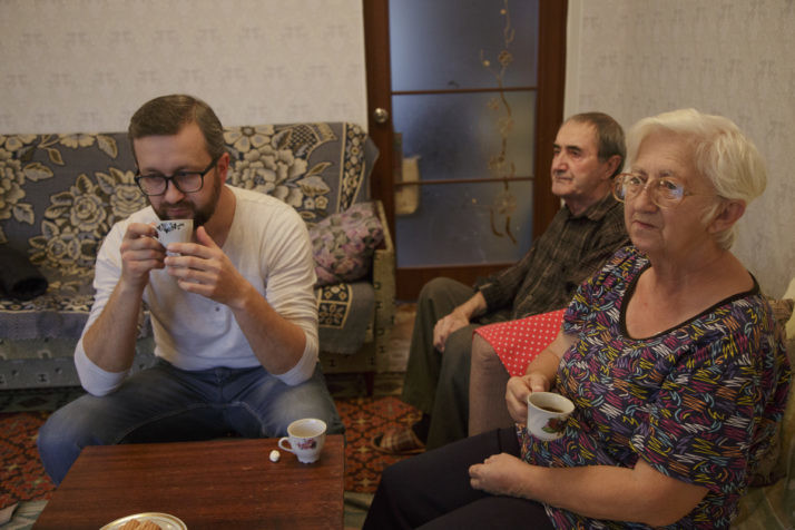 Нариман Джеляль с родителями за чашкой кофе дома в Первомайском в Крыму Фото: Emine Ziyatdinova / politico.eu