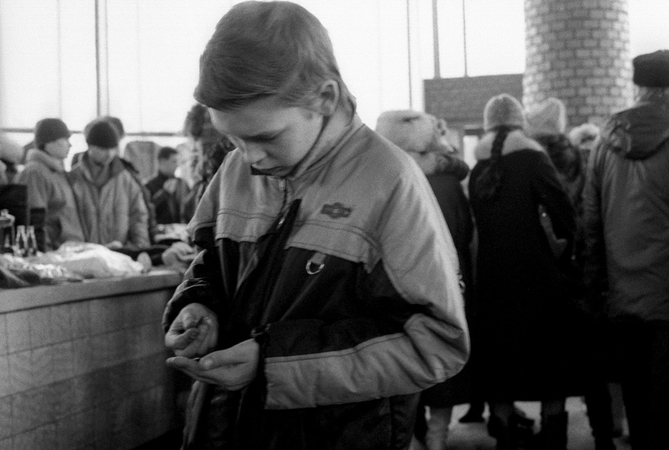 Покупатели на рынке города Троицка, 1992 год. Фото: Жуков Вадим / Фотохроника ТАСС