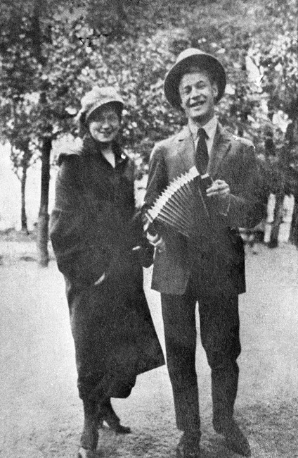Сергей Есенин и его сестра Екатерина. Фотохроника ТАСС