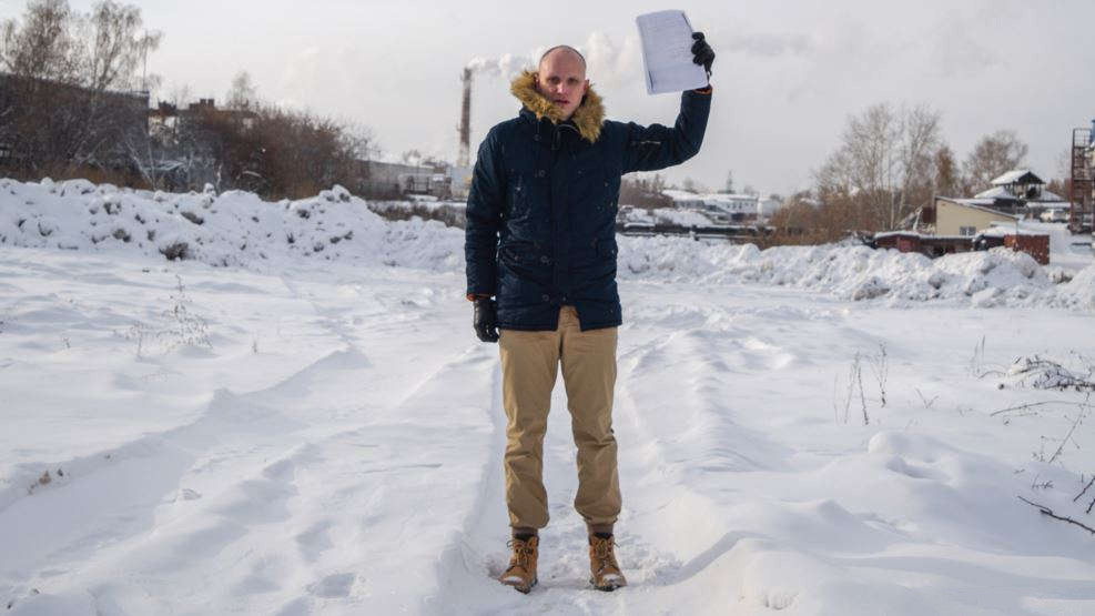 Денис Карагодин с актами о расстрелах НКВД. Фото: из личного архива