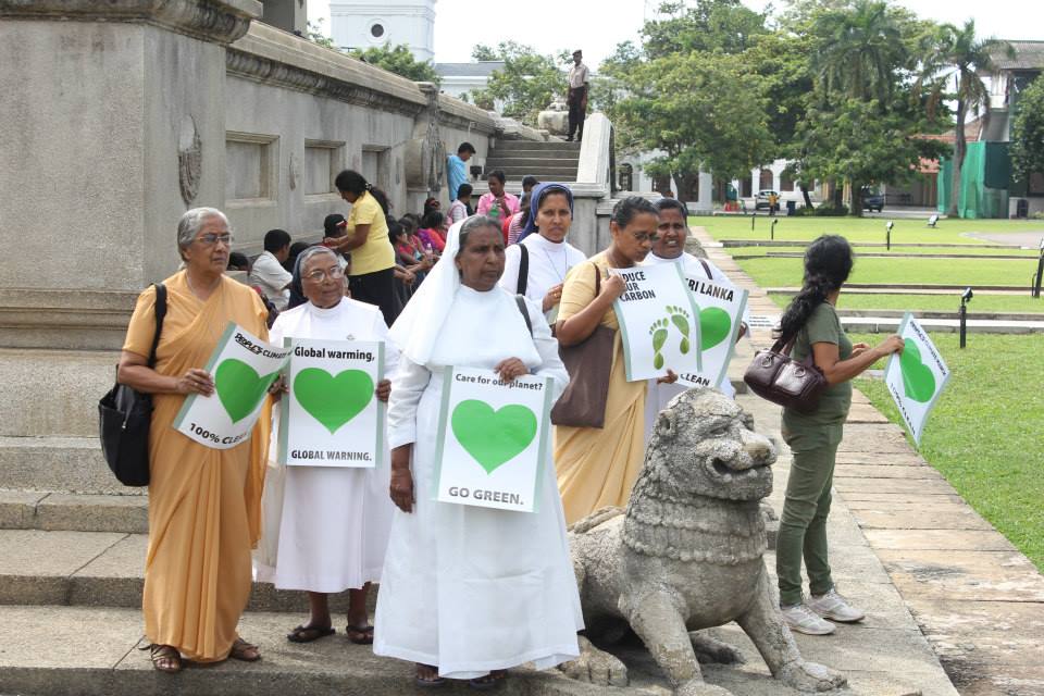 3_NunsWithLion_Colombo_SriLanka_Earthhou