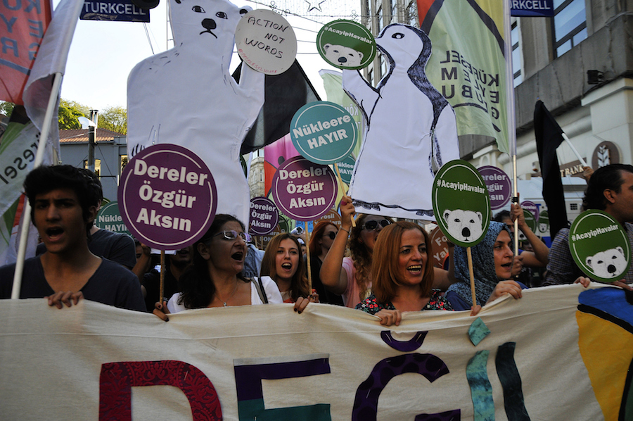 4_GroupofPeopleBanners_Istanbul_Turkey_A